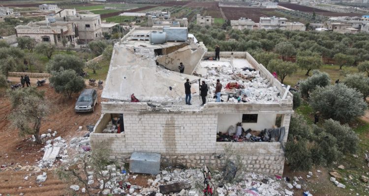 La residencia, con su tercer piso destruido por la detonación.