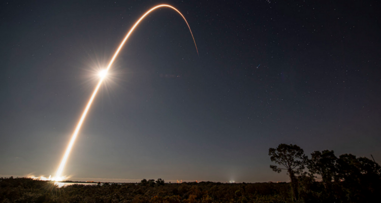 Tormenta geomagnética destruye 40 de 49 satélites Starlink