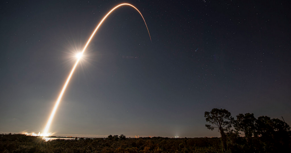 Tormenta geomagnética destruye 40 de 49 satélites Starlink