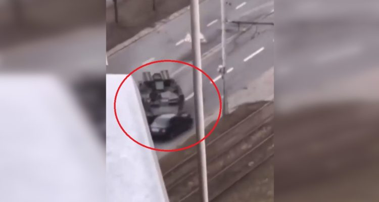 Impactante: Tanque aplastó vehículo civil conducido por un anciano en Kiev