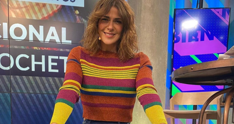 Tonka Tomicic en el set del extinto matinal Bienvenidos. Ahí aparece sentada mientras sonríe a la cámara.