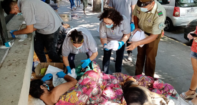 Trasladan a hombre que estuvo tendido por días con grave herida en el centro de Concepción