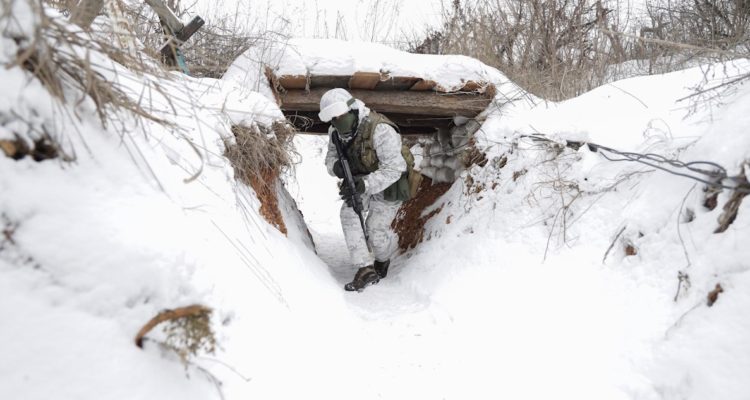 Un soldado ucraniano en la frontera con Bielorrusia