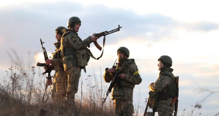 Ucrania anuncia la captura de 300 militares rusos y dice que se están rindiendo “en masa”