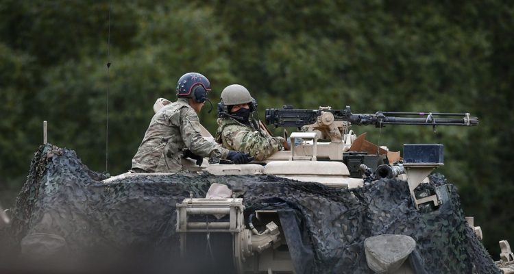 Soldados sobre un tanque, participando en un ejercicio de la OTAN.
