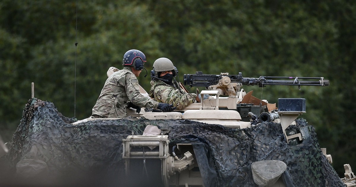 Soldados sobre un tanque, participando en un ejercicio de la OTAN.