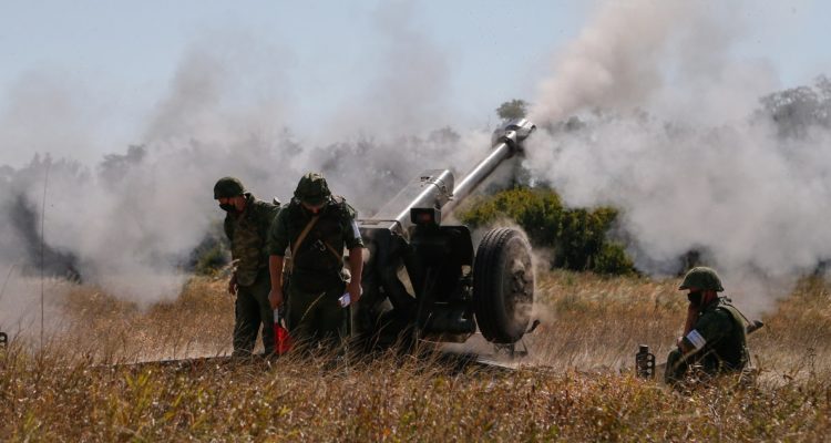 Soldados ucranianos disparando artillería en el Donbás.