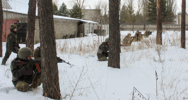 El presidente de Ucrania, Volodímir Zelenski, pidió este sábado a los ucranianos que no se dejen llevar por el pánico ante el drástico incremento de las informaciones sobre la inminencia de un ataque ruso y el aumento del número de países que recomiendan a sus ciudadanos salir de Ucrania cuanto antes.