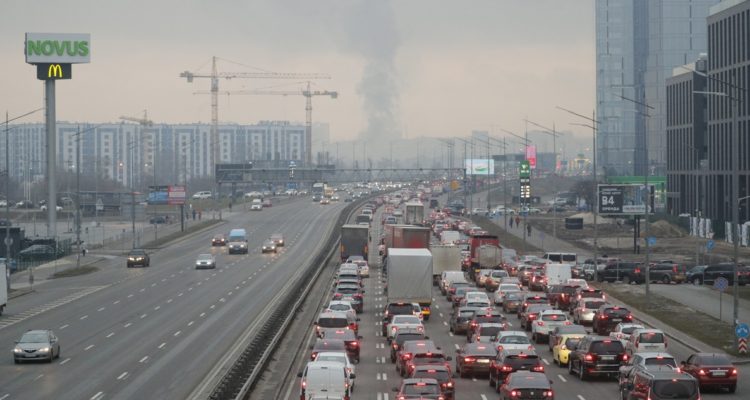 Ucranianos colapsan hoy las carreteras de salida de Kiev.