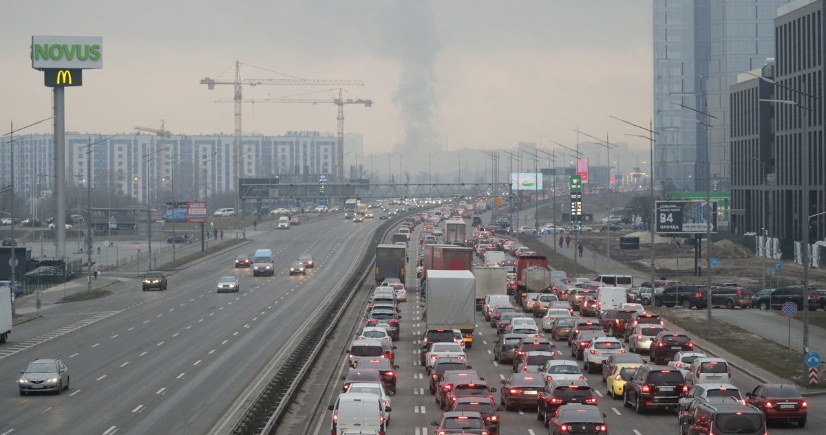 Ucranianos colapsan hoy las carreteras de salida de Kiev.