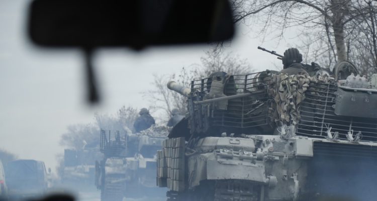 Tanques ucranianos desplazándose cerca de Severodonetsk, al este del país.