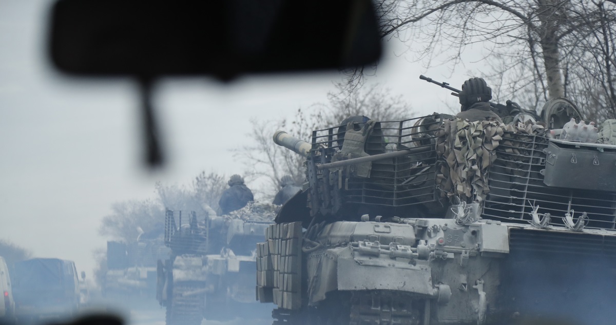Tanques ucranianos desplazándose cerca de Severodonetsk, al este del país.