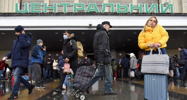 Ucranianos intentan huir