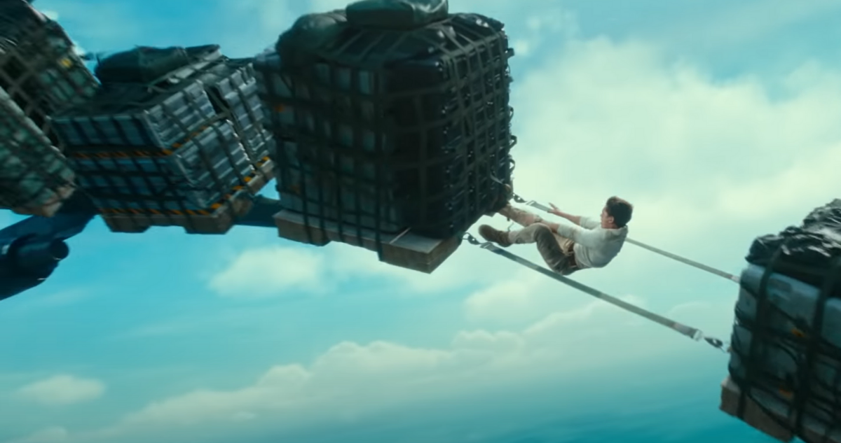 Película Uncharted fuera del mapa, momento donde Tom cuelga del avión