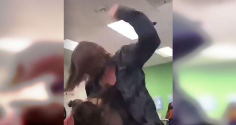 Captura del momento en que la estudiante golpea desenfrenadamente a su compañera.