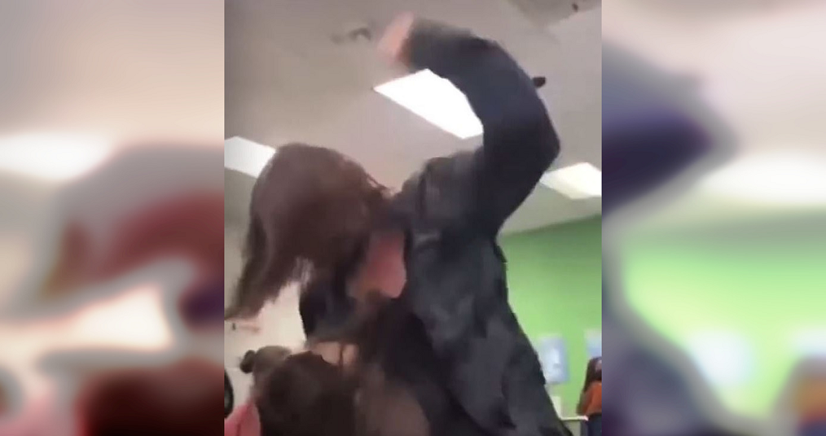 Captura del momento en que la estudiante golpea desenfrenadamente a su compañera.