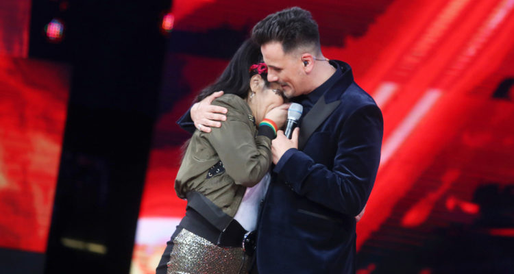 La bailarina conocida como Zapallito Italiano en el set de Aquí se Baila. Apatece abrazada por Sergio Lagos.