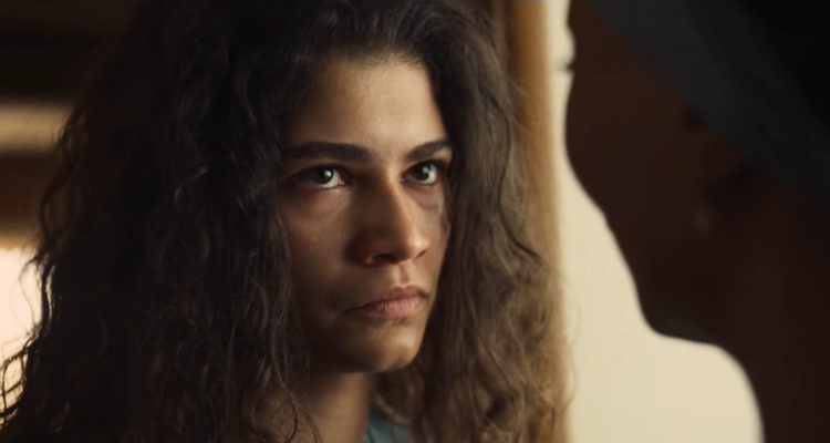 La actriz Zendaya se ve seria bajo el papel de Rue en Euphoria. En aquel momento discute con su madre en la serie.