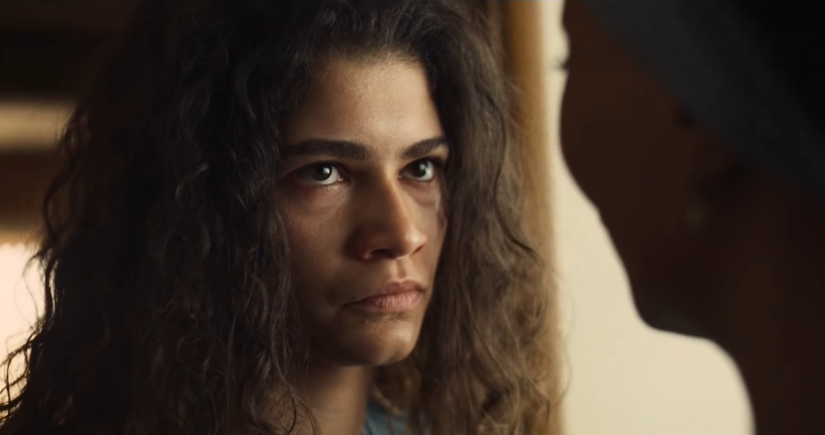 La actriz Zendaya se ve seria bajo el papel de Rue en Euphoria. En aquel momento discute con su madre en la serie.