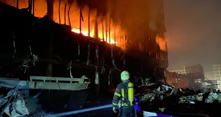 Al menos 8 muertos deja ataque ruso contra centro comercial en Kiev