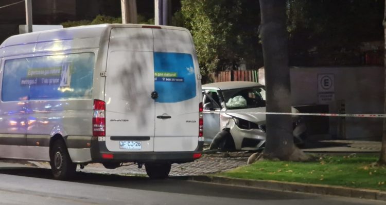 Conductor ebrio chocó con poste y una casa en Las Condes: cortó la luz y rompió cañería de gas