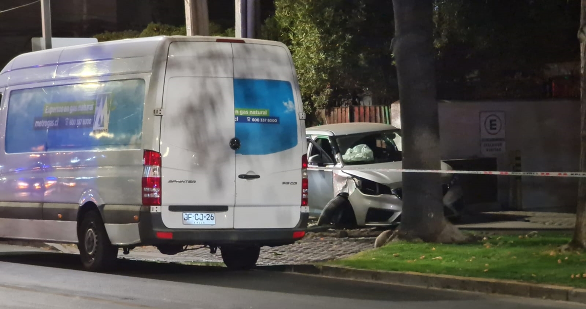 Conductor ebrio chocó con poste y una casa en Las Condes: cortó la luz y rompió cañería de gas