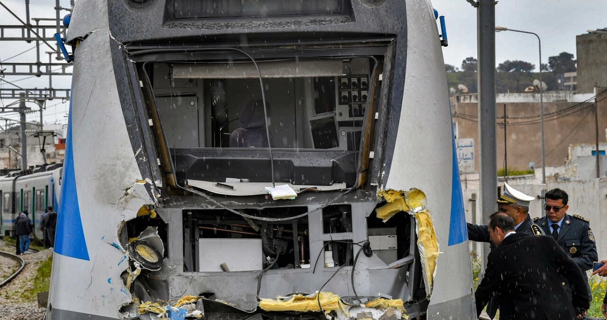 La policía investiga los daños a uno de los trenes accidentados.