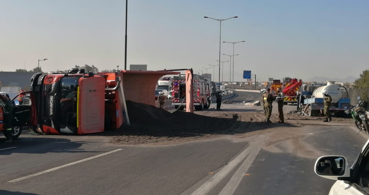 Grave accidente múltiple en Vespucio Norte: un camión terminó al otro lado de la autopista