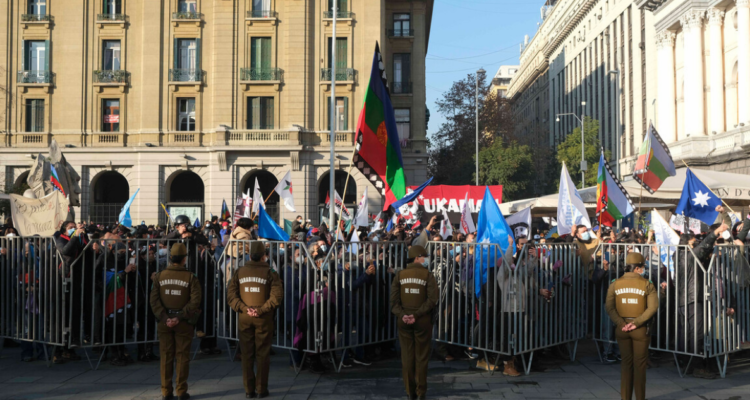 Adherentes traspasan vallas papales en La Moneda