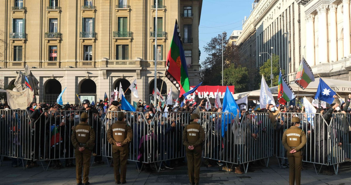 Adherentes traspasan vallas papales en La Moneda