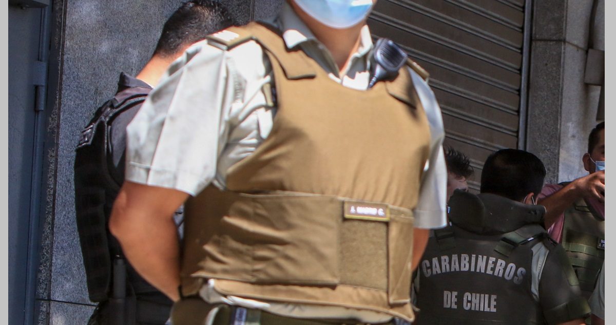 Foto de contexto de personal de Carabineros en detención en Colegio Salesiano de Linares