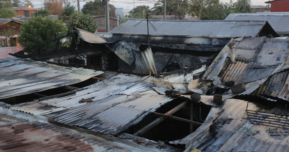 Dos adultas mayores murieron en incendio que dejó tres casas destruidas en La Pintana