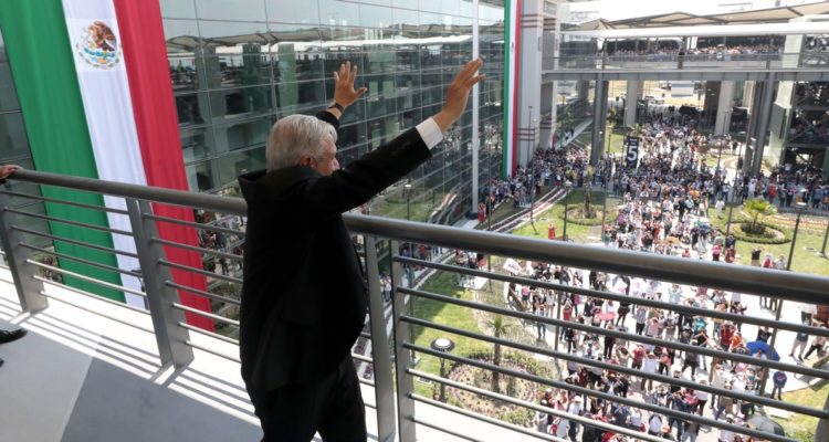 El presidente de México, Andrés Manuel López Obrador, durante un recorrido por las instalaciones del Aeropuerto Internacional Felipe Ángeles (AIFA).