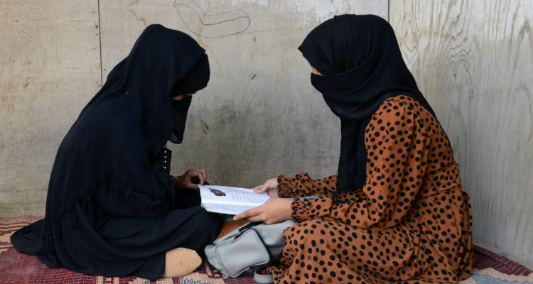 Dos jóvenes estudian en su casa en Kandahar, en Afganistán.