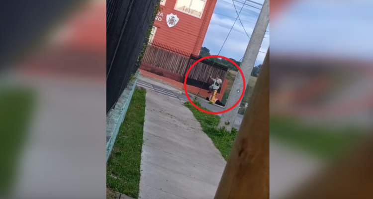 Graban hombre golpeando mujer