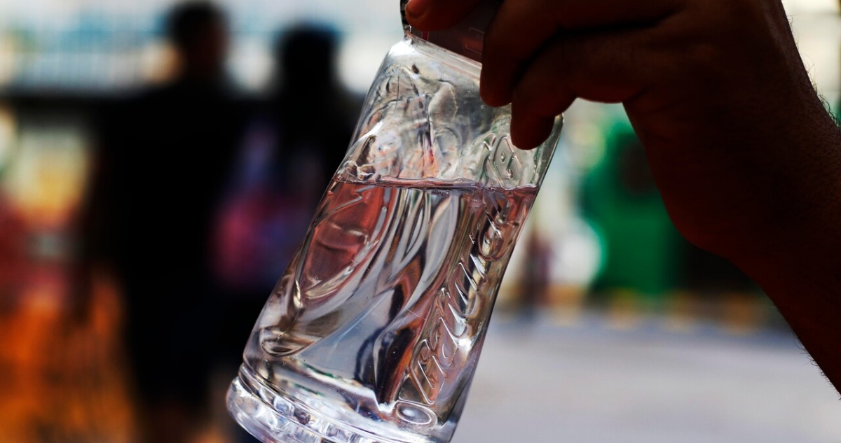 Agua en un botella