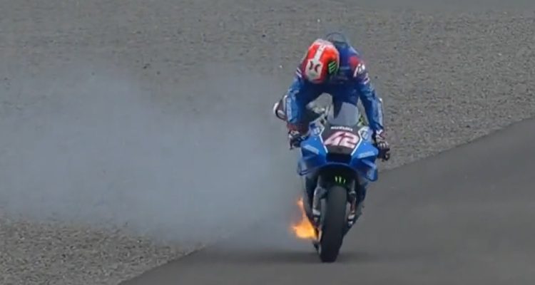 MotoGP: Alex Rins debió escapar de su moto.