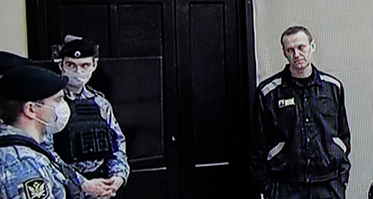 Opositor Alexei Navalni es declarado culpable de estafa por la justicia rusa