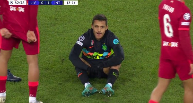 Alexis Sánchez tras ser expulsado ante Liverpool.