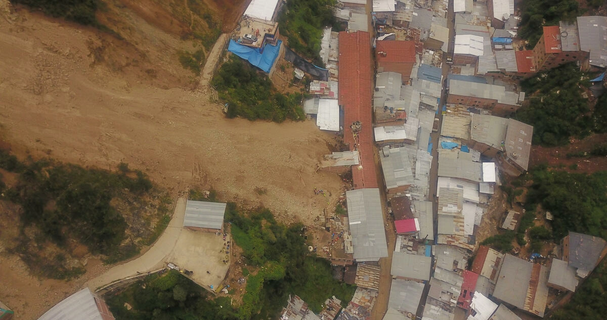 Fotografía aérea del desastre causado por el alud.