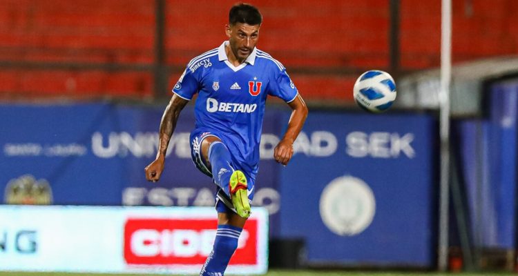 Álvaro Brun jugando por La U.