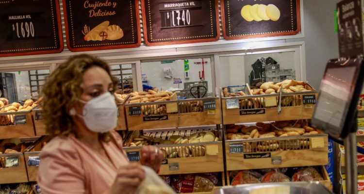 Bencina y pan al alza: siguen las consecuencias económicas de la invasión rusa a Ucrania en Chile