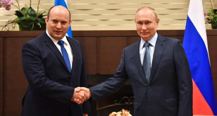 Vladimir Putin junto a Naftali Bennett, primer ministro de Israel