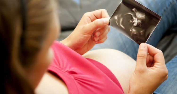 Argentina: la pírrica condena al violador que embarazó 3 veces a su hijastra.