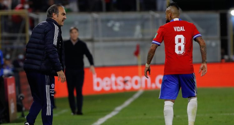 Arturo Vidal se fue de Chile con respaldo a Martín Lasarte