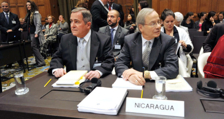 El abogado Paul S. Reichler (drcha.), en una audiencia en la Corte Internacional de Justicia.