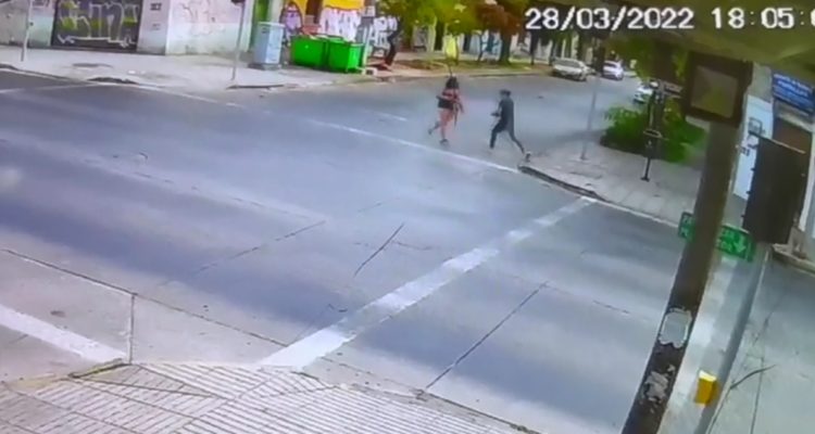 Cámara registró ataque que dejó en riesgo vital a joven trans en Santiago