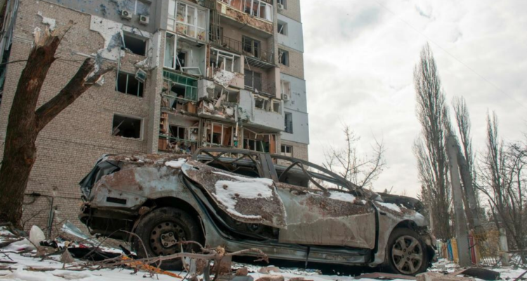 Auto destruido en bombardeo de Rusia en una ciudad ucraniana cercana a Polonia