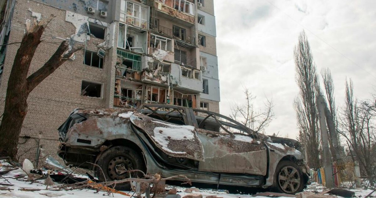 Auto destruido en bombardeo de Rusia en una ciudad ucraniana cercana a Polonia