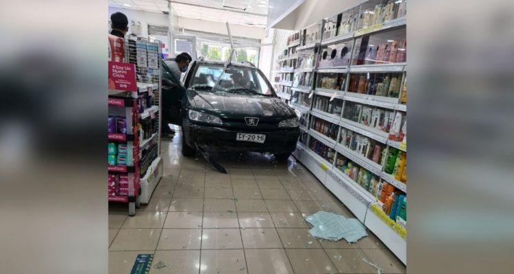 Auto choca contra farmacia